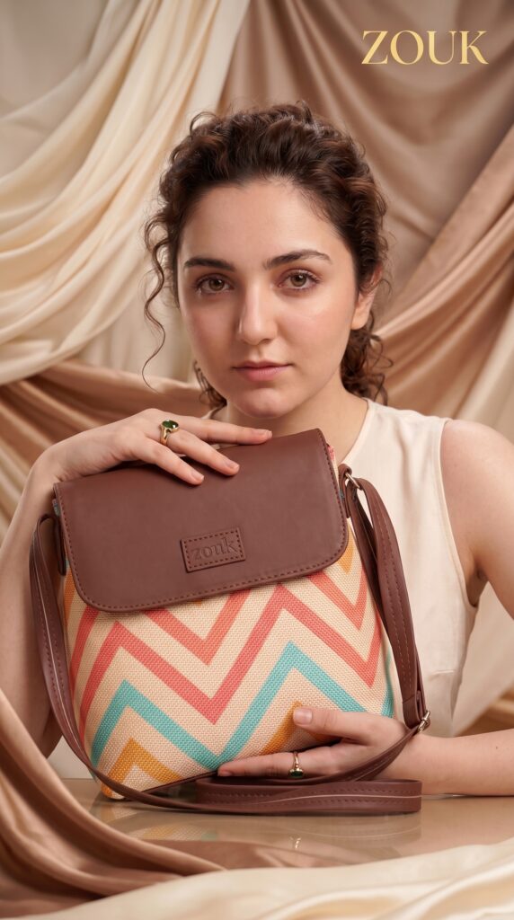 Home woman holding zouk bag 2k 202607131121 (2)